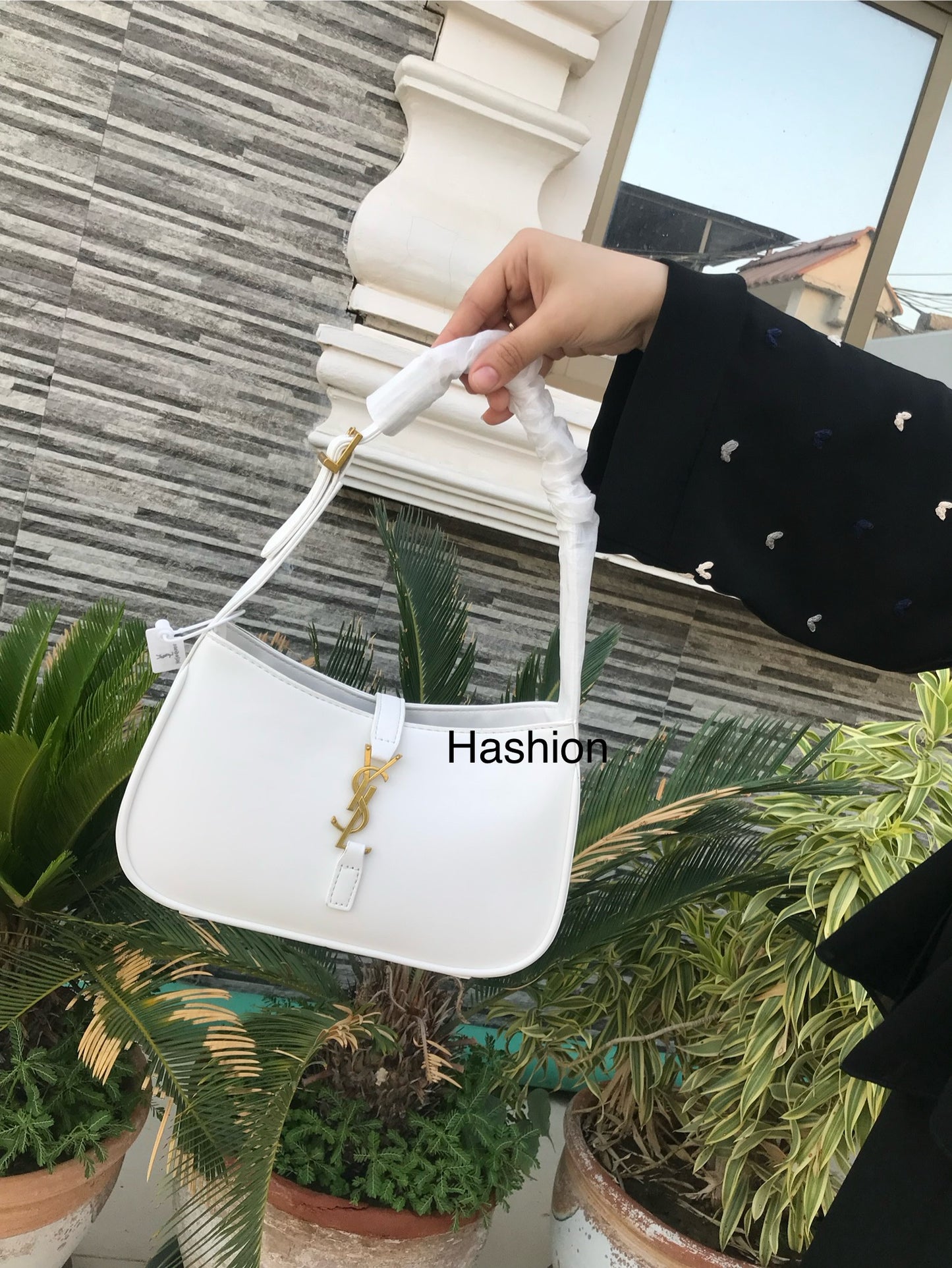 Women’s Minimalist Shoulder Bag with Gold Accent – Premium Structured Handbag