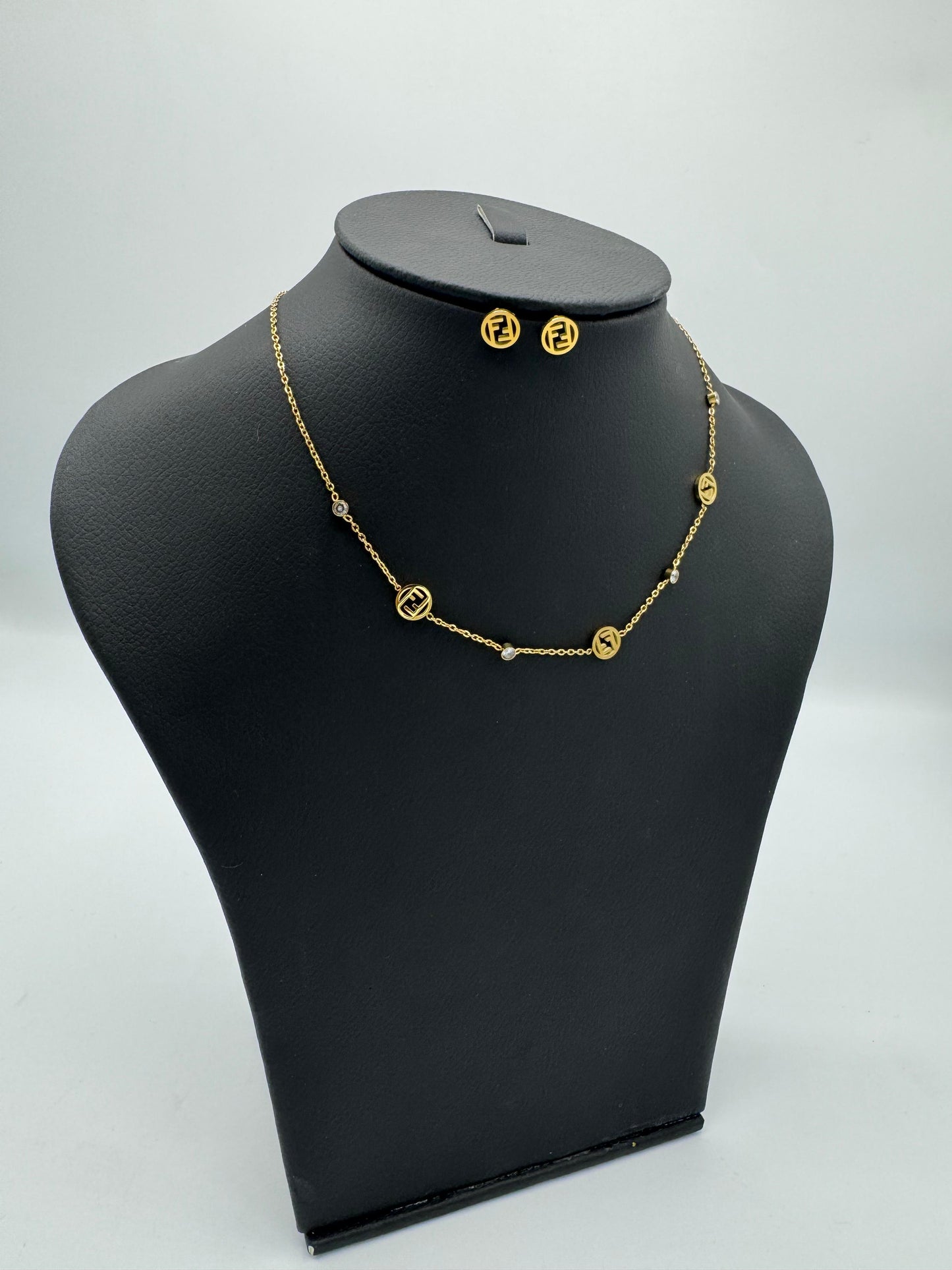 Gold Disc Chain Necklace with Matching Stud Earrings – Minimal Everyday Jewelry Set for Women