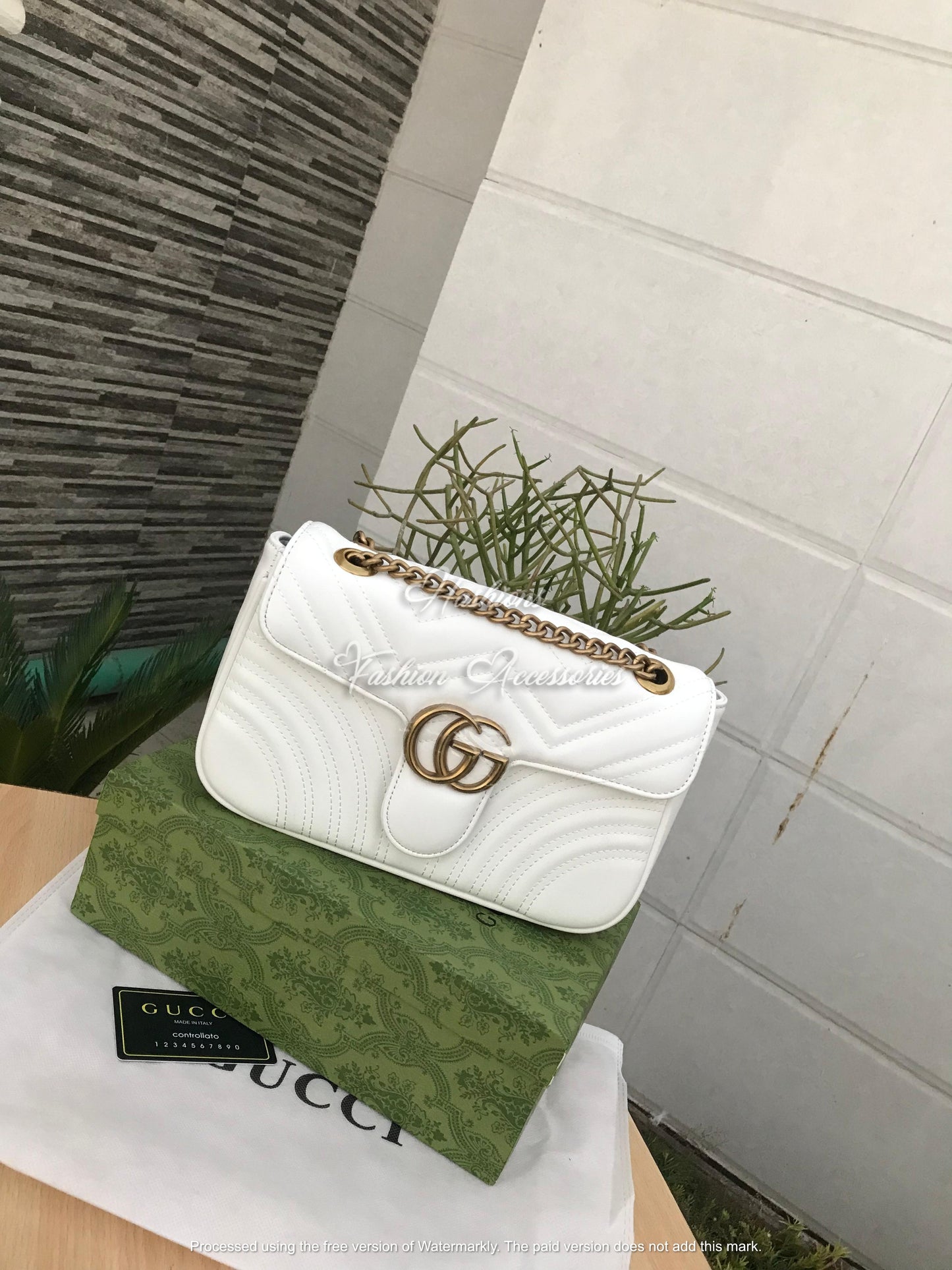 GG Marmont Medium Shoulder Bag