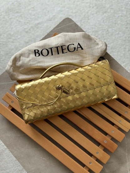 Bottega Clutch