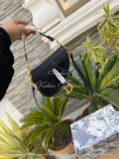 Structured Saddle Bag | Crossbody Flap Purse in Grain Leather