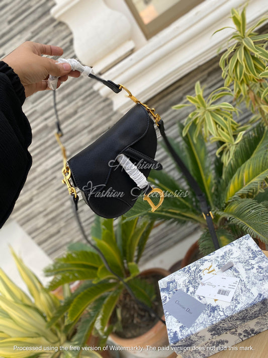 Structured Saddle Bag | Crossbody Flap Purse in Grain Leather