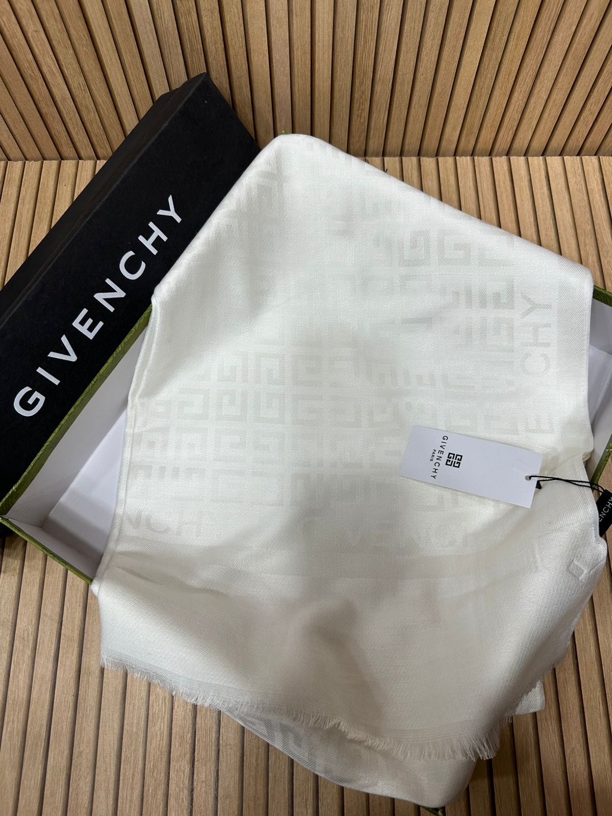 Luxury Pashmina Scarf for Women – Soft Winter Wrap with Woven Pattern