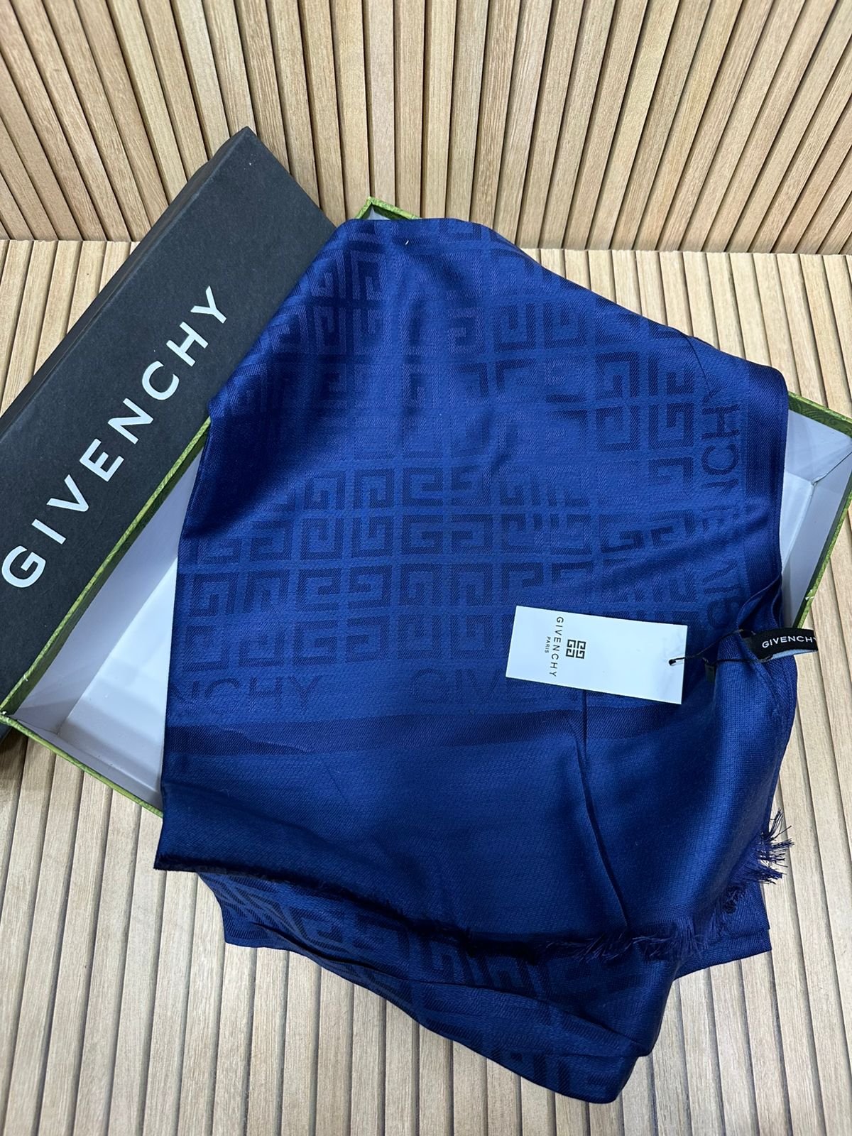 Luxury Pashmina Scarf for Women – Soft Winter Wrap with Woven Pattern