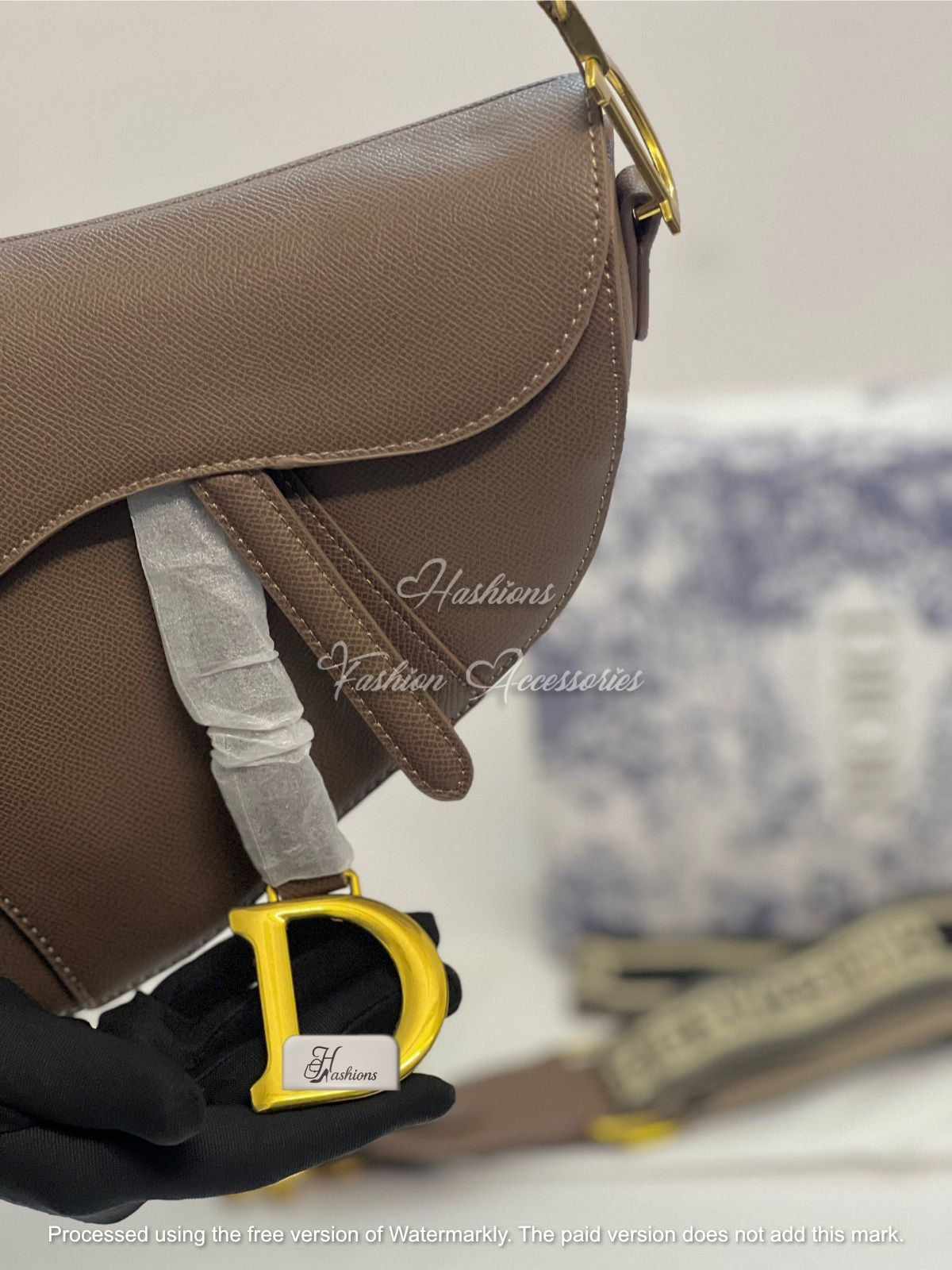 Classic Saddle Bag with Wide Guitar Strap – Grained Leather & Woven Jacquard Crossbody