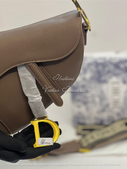 Classic Saddle Bag with Wide Guitar Strap – Grained Leather & Woven Jacquard Crossbody