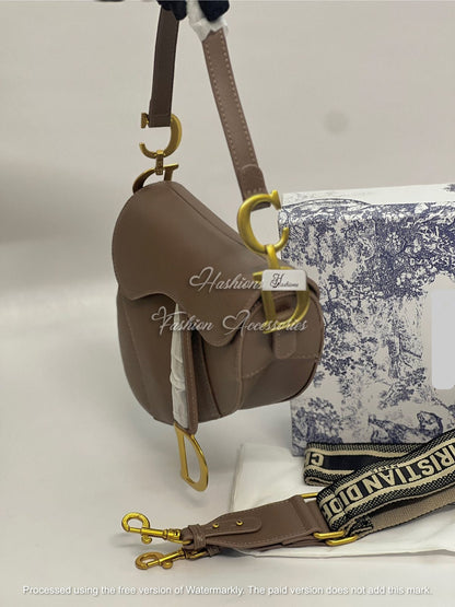 Classic Saddle Bag with Wide Guitar Strap – Grained Leather & Woven Jacquard Crossbody