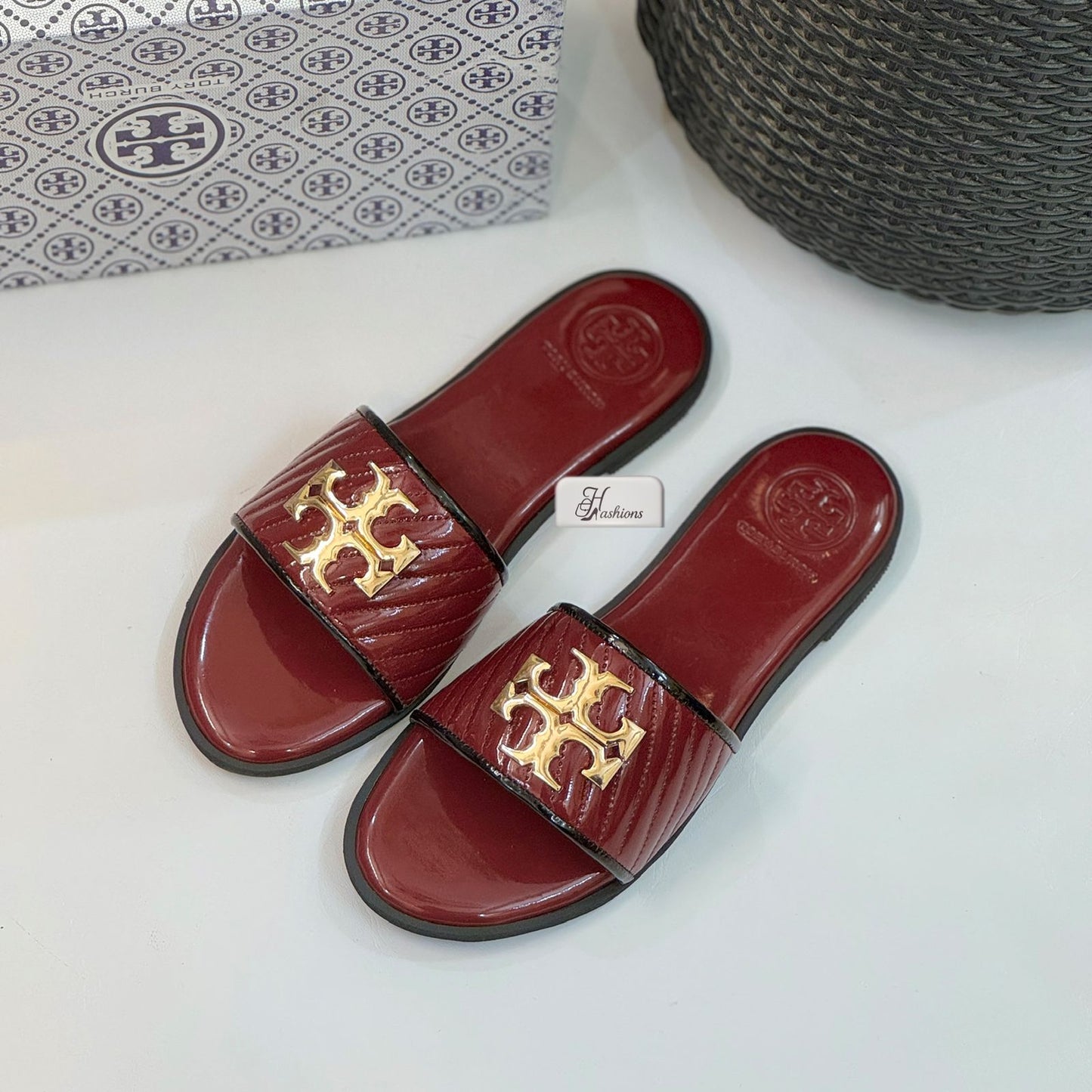 Luxury Quilted Flat Slide Sandals with Gold Emblem Detail – Elegant Summer Slip-Ons