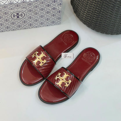 Luxury Quilted Flat Slide Sandals with Gold Emblem Detail – Elegant Summer Slip-Ons
