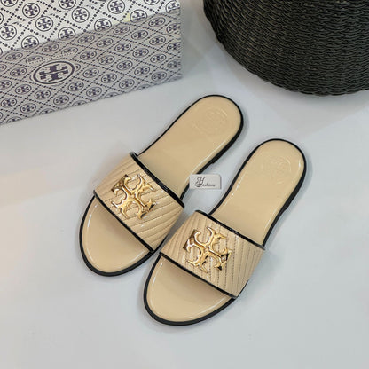 Luxury Quilted Flat Slide Sandals with Gold Emblem Detail – Elegant Summer Slip-Ons