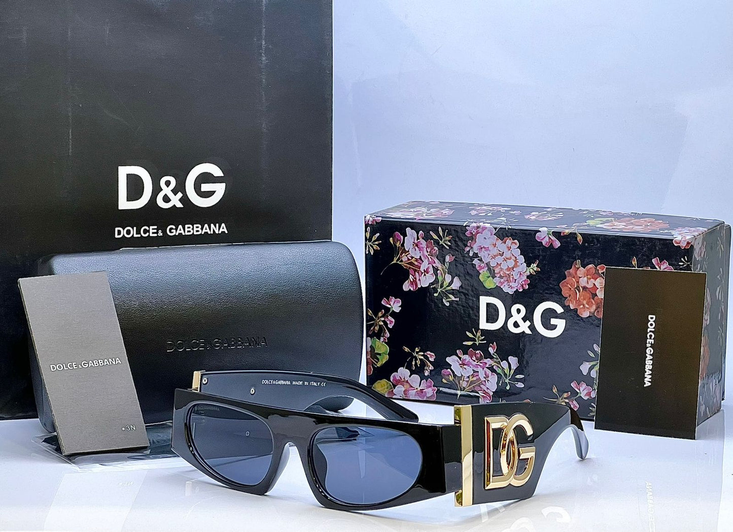 Bold Rectangular Luxury Sunglasses – Oversized Black Frame with Gold Temple Detail