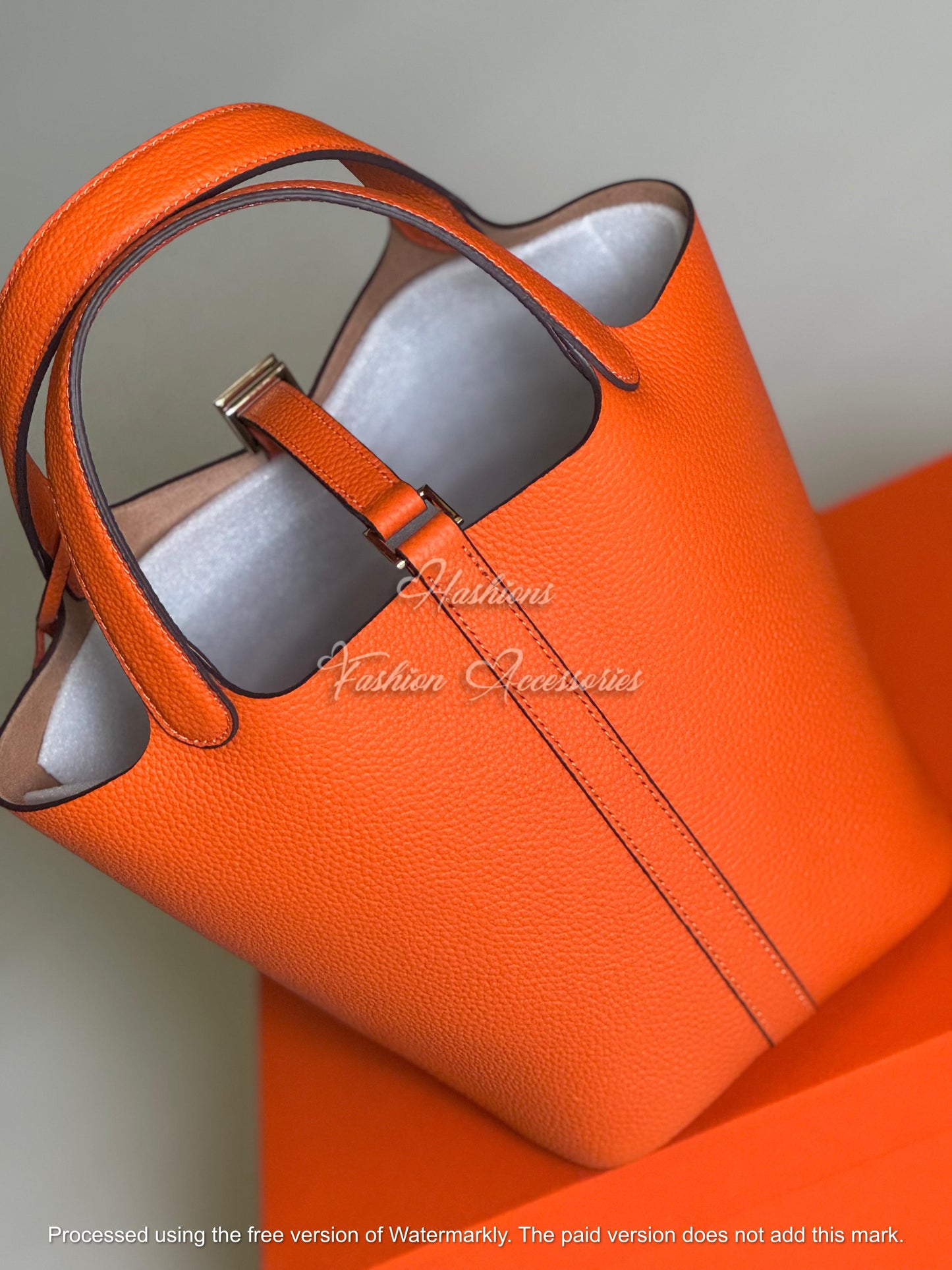 Minimalist Leather Bucket Bag 18cm