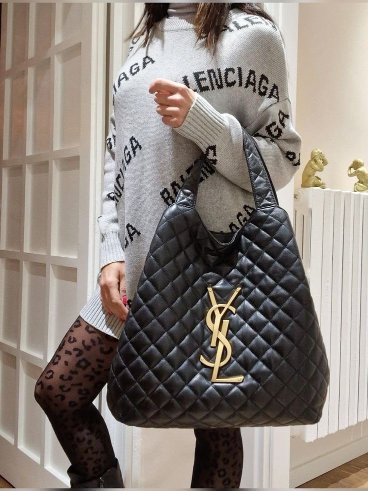 Women’s Large Quilted Tote Bag with Gold Accent – Premium Everyday Handbag