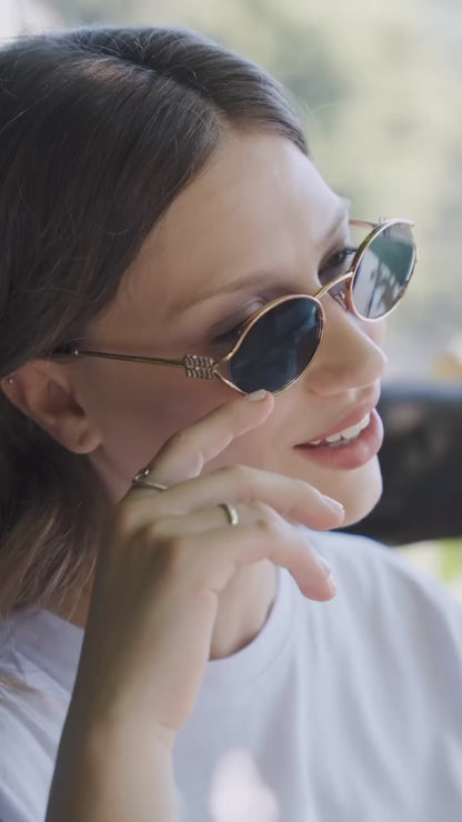 Vintage Oval Metal Sunglasses for Women – Gold Frame with Tinted Lenses